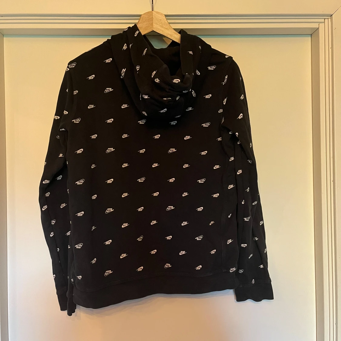 Svart Nike hoodie med loggor - 1