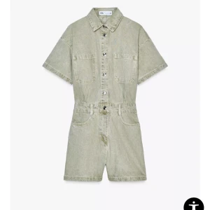 Beige jeansshorts-jumpsuit från Zara - Snygg beige jumpsuit med shorts från Zara i jeansmaterial. Modellen har korta ärmar, krage, knappar framtill och fyra fickor. Den är helt oanvänd och ny bara att lapparna är bortklippta. Hör av er om ni har frågor eller vill ha mer bilder!🤗