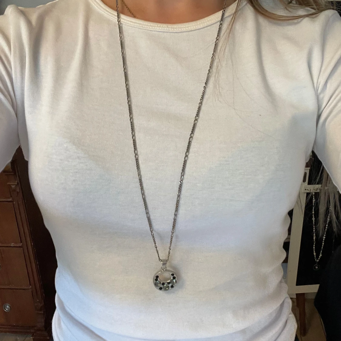 Långt silverfärgat halsband med cirkelhänge - 1