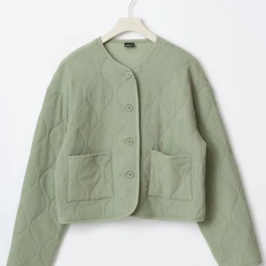 Slutsåld Gina Tricot jacka - Snygg ljusgrön quiltad overshirt med rund halsringning och stora knappar framtill. Jackan har två praktiska fickor och ett vågigt mönster i tyget. Perfekt för lager-på-lager och chill stil. Helt slutsåld på hemsidan och kostar 450kr original. Skriv för fler bilder