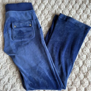 Juicy couture i xxs - Säljer mina juicy i en mörk blå färg (inte marinblåa)!! Var medveten om att dem är upplagda och är därför inte original längd. Innerbenslängd: 75cm. Passar mig som är 160cm lång