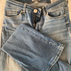 Ljusblå jeans från ONLY, storlek S/32 - Säljer ett par ljusblå jeans från ONLY i storlek S/32. Klassisk femficksmodell med dragkedja och knapp framtill, samt läderpatch med logga bak. Jeansen har but cut. Perfekta till sneakers