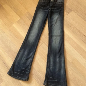 Cheap monday - Säljer ett par super snygga väldigt populära byxor som är slutsålda överallt! Köpta på weekday och märket är cheap monday! Storlek 24/32 stretchiga och low waist bootcut! 160 kr plus porto