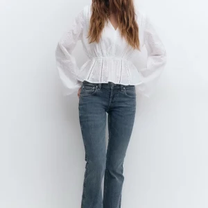 Blå jeans med broderade bakfickor - Helt nya jeans endast använda en gång, men säljer då storleken var fel. Pris kan diskuteras men går helst inte under 350kr💕