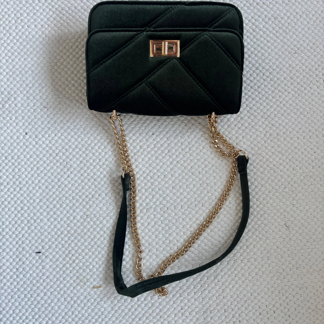 Mörkgrön quiltad axelväska i sammet - 1