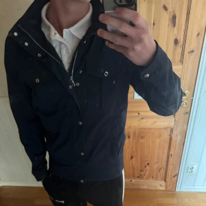J.Lindeberg bailey jacka - Riktigt fin höst jacka. Använd men inga skador eller liknande, skickas nytvättat. Storleken är M och passar mig perfekt som är 185.