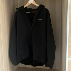 Vindjacka Peak Performance  - Säljer nu denna vindjacka från märket peak performance jackan är köpt för två år sedan och är bara använd fåtal gånger. Nypris ligger runt 1800. Inga defekter. Fråga gärna om ni funderingar eller vill ha fler bilder. 