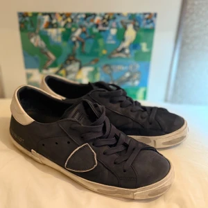 Philippe Model marinblå sneakers - Säljer dessa feta navy blue Philippe Modell i Swade liknande material🙌Storlek 39 men passar mer som 40 (innermått 26,3cm) I skick 9/10 Inga typ av hål eller defekter. Vid funderingar tveka inte att fråga💭
