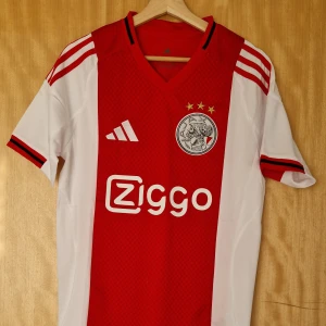 Ajax fotbollströja 25-26 - Ajax repIika fotbollströja 25-26. Helt ny med tag. Storlek: Small