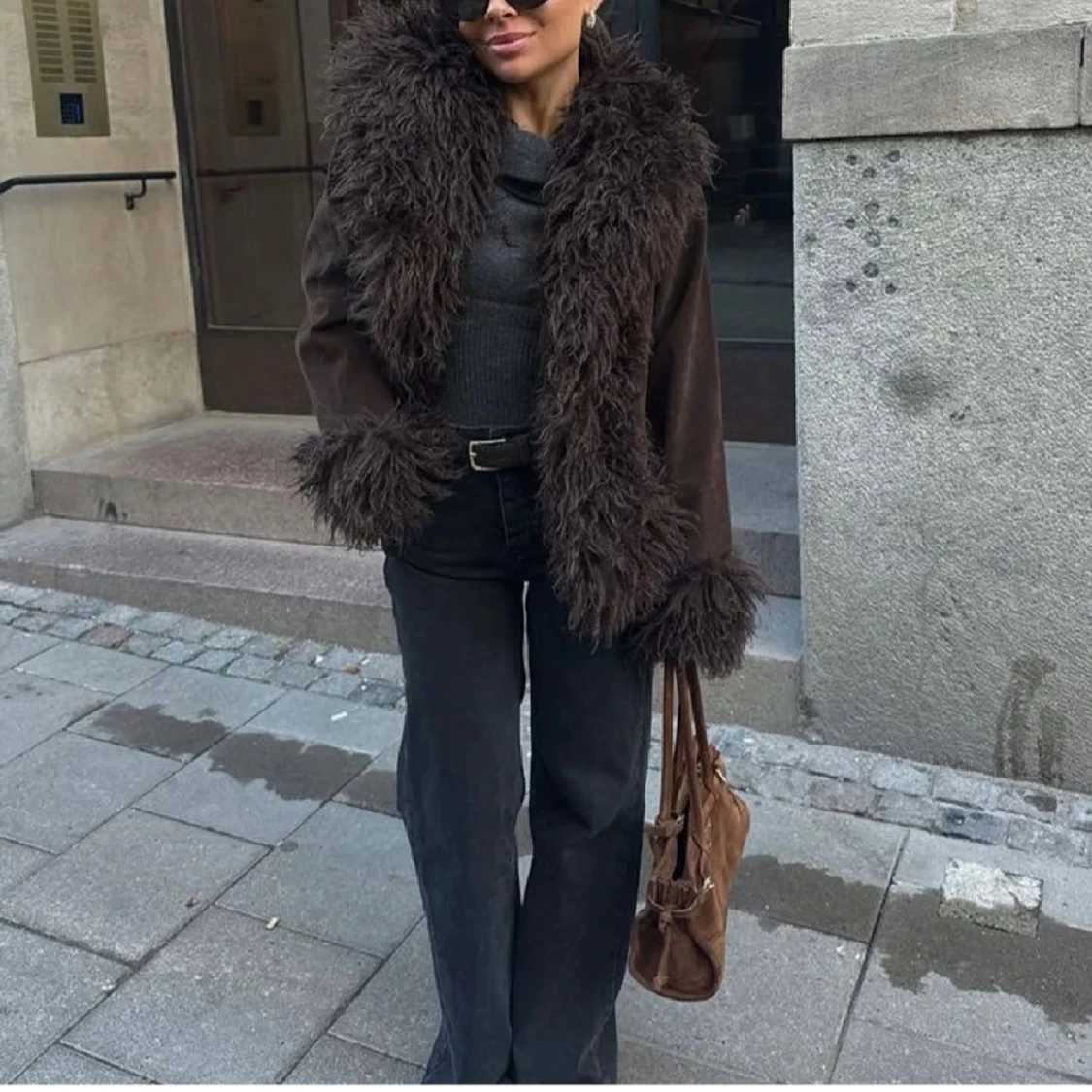 Brun jacka med pälsdetaljer - 1