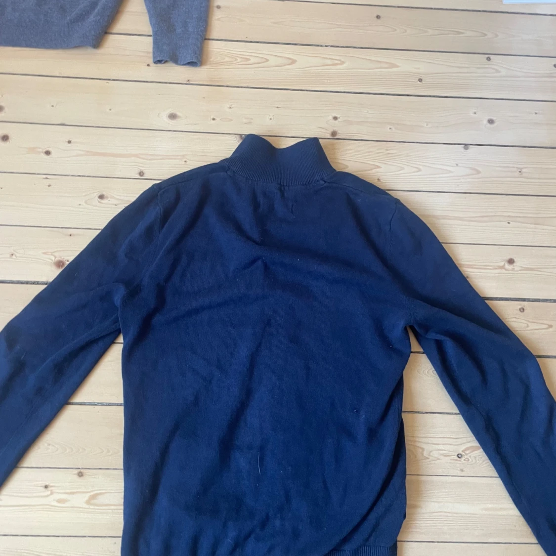 Mörkblå tröja med dragkedja - 1