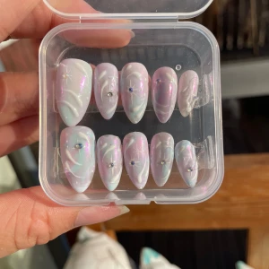 Pastell naglar - Finns i storlek S-L, sticky tabs ingår <3