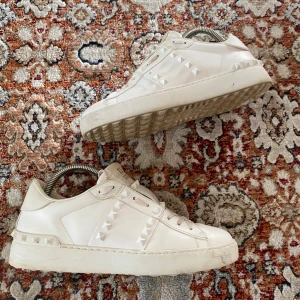 Valentino Skor - Hej! Säljer nu mina skor från märket Valentino , storlek 39, bra skick en nit saknas.  Givetvis äkta, Tveka inte på att höra av dig om du har frågor eller funderingar kring skorna!