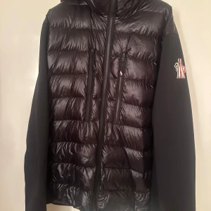 Moncler  - Moncler grenoble cardigan. Size Xl fint skick utöver ett litet pinehole. Nya säsongen, pris 3590kr.