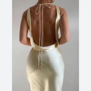 Ljusgul balklänning från showpoo - Säljer då jag valde en annan klänning. Inte öppnad. Säljer slut fort på hemsidan och mycket frakt! 