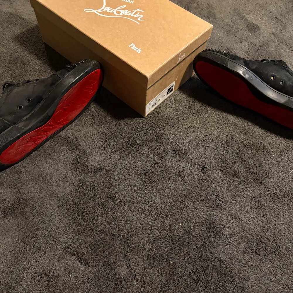 Säljer nu mina loubs då jag sugen på något nytt, inte använd mycket alls, köpta helt äkta kvitto allt finns med. Skick 8/10 en spik saknas dock men inget man lägger märke till, finns att köpa till också. Hör av er vid funderingar eller bud!. Kengät.