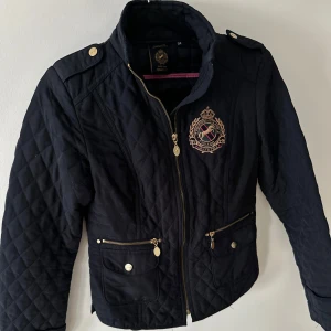 Marinblå jacka - Marinblå jacka från Ginatricot x Grand Prix. Använd fåtal gånger.