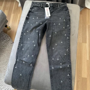 Gråa mom jeans med strass - Urban Bliss - Svarta utsmyckade mom jeans med tvättad finish. Nya, aldrig använda, med lappar kvar.