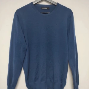 Sweatshirt - Snygg och skön sweatshirt från j.lindeberg ett litet hål som man inte märker av. Hör av dig vid funderingar 👍✌️Står M men jah skulle säga att den passar S bättre!