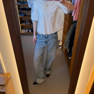 Low waist baggy jeans - Supercoola low waist baggy jeans från Zara💙💙💙 perfekta nu till våren! Långa på mig som är 168! 
