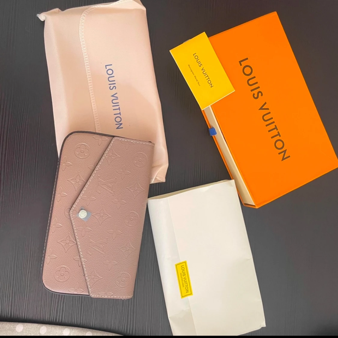 Beige handväska med guldkedja - 1