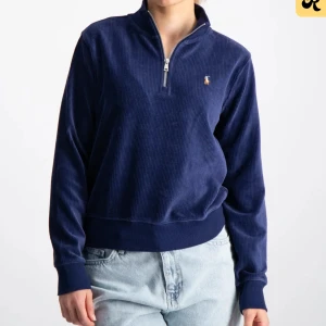 Mörkblå manchestertröja med dragkedja - Köpt för några månader sedan men kom aldrig till användning utan nästintill oanvänd! Storlek S den sitter super fint😇😇😇