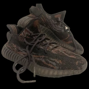 Adidas yeezy boost 350 v2 - Sjukt snygga och bekväma yeezy 350 som har använts ett fåtal gånger utomhus. Säljer skorna då jag inte får någon användning av de eftersom de har blivit för små. Skicka ett dm vid fler frågor! 👊