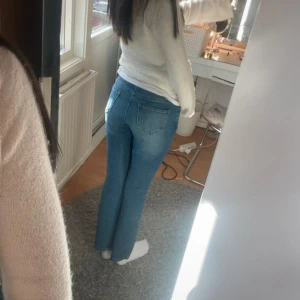 Blå bootcut jeans - Blåa bootcut jeans i bra skick. Dom är i storlek 164/Xs. Skulle säga att dom också passar någon som har storlek S.