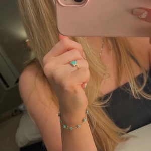 Armband och ring med turkosa detaljer - Snyggt armband med turkosa ögon och en matchande ring. Perfekt till sommaren när man är lite solkysst 🩵💛