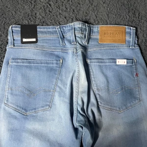 Replay anbass jeans  - Helt nya Replay jeans! Börja följ för jag har över 100 par helt nya Replay jeans som kommer laddas upp!!!Tyvärr kan jag inte skicka bild när jag själv bär plagget då jag för det första ofta inte kan ha storlekarna jag säljer och för det andra skulle det bli alldeles för mycket jobb när jag säljer så mycket, så jag rekommenderar att man kikar måtten på sista bilden heller googlar på modellnamnet för att se passformen :). Längd 101cm midja 42cm