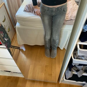 Zadig o Voltaire - Supersnygga jättelåga jeans. Är inte skinny men inte heller jättebootcut. De är från Zadig o Voltaire. Lite slitna och har fått lätt slitning vid fickorna, därav priset. Finns inte på hemsidan längre men flera andra lågmidjade utsvängda byxor kostar ca 3000kr💗
