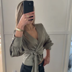 Grön blus - Stilren grön blus/topp med knyt i stl XS, perfekt till sommarens alla festligheter. Gaalet snygg och maaagisk färg 😍🤩 