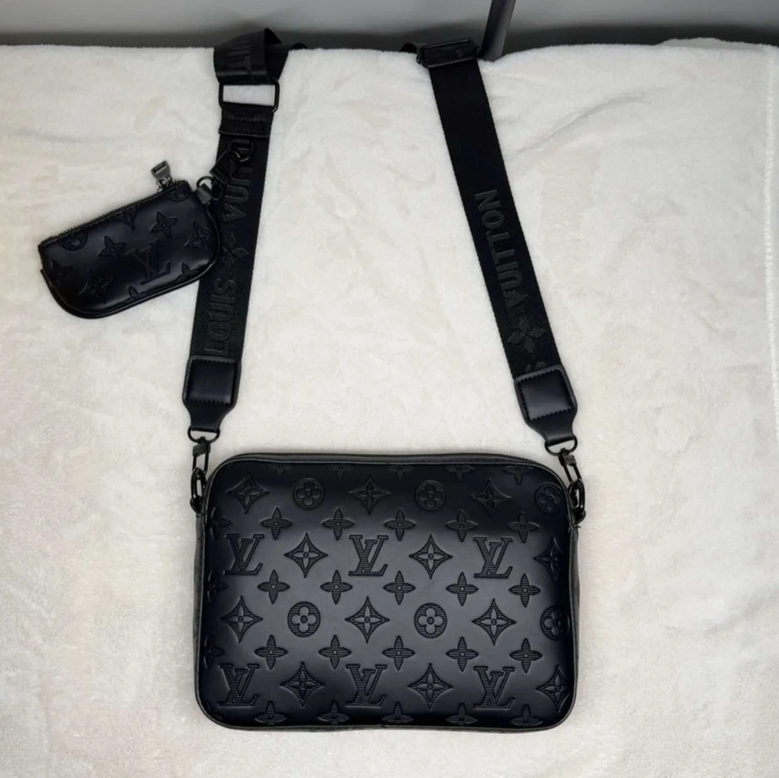 Svart axelväska med monogram - 1