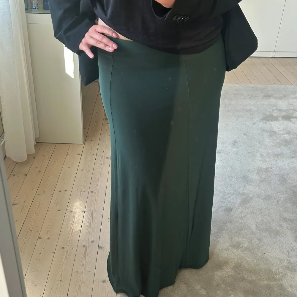Aldrig använt!!!! Snygg grön långkjol med en elegant och stilren design. Kjolen har en normal passform och är perfekt för både vardag och festligare tillfällen. Den är low waist!!!. Hameet.
