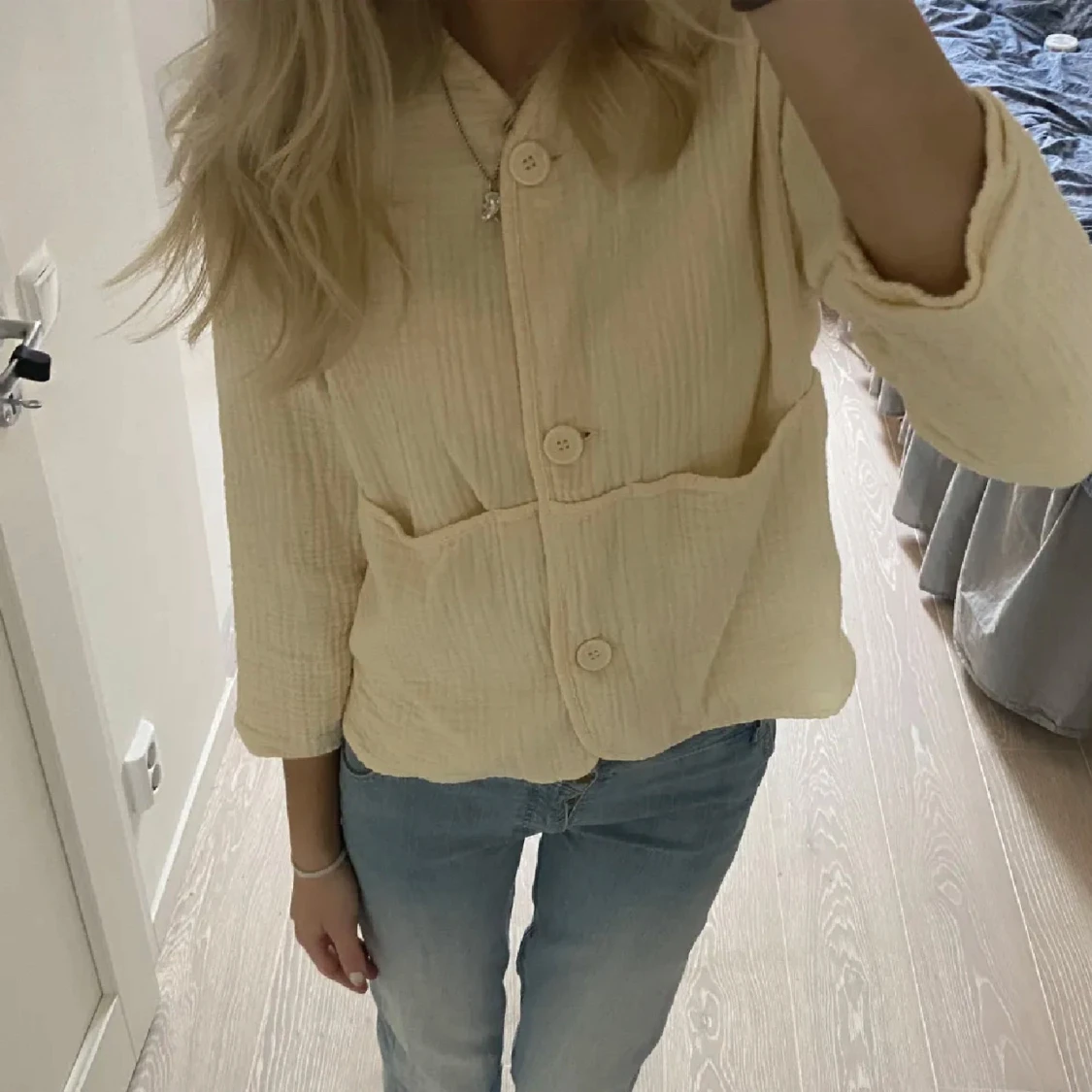 Beige cardigan jacka med knappar