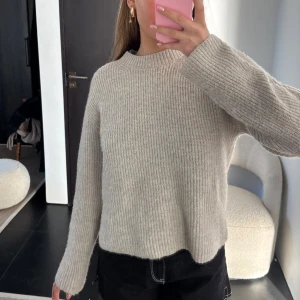 Beige stickad tröja - Super söt stickad tröja i ribbat material! Jätte skön🫶