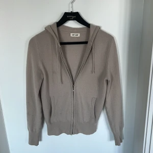 Soft goat zip hoodie - En riktigt snygg soft goat hoodie i storlek xs. 100% kashmir. Hör av dig om du vill ha fler bilder. Pris är diskuterbart
