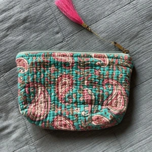 Liten necessär  - Säljer en liten necessär i fint skick, köpt på en butik i Spanien. 