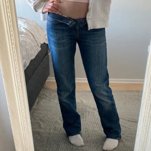 Blå jeans från Hilfiger Denim - Snygga blå jeans från Hilfiger Denim i modellen Shelby Slim. De har en normal midja och straight passform. Köpte dom begagnat så vet inte riktigt hur gamla och använda dom är, men som är i bra skick och inte trasiga någon stans. Själv har jag inte använt dom pga att dom är för stora. Köpte dom för 150kr