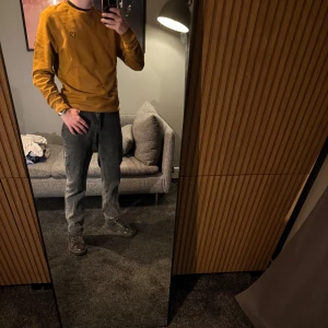 Rostbrun tröja från Lyle & Scott - Säljer en snygg rostbrun tröja från Lyle & Scott i storlek small, och den är i ny skick. Den är aldrig använd, endast testad. Köpt för 899kr, säljer för endast 400kr. Bara att du hör av dig om du har några funderingar 🙌🏼 Pris kan diskuteras vid snabb och smidig affär.  