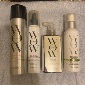 Hårvårdsprodukter från Color Wow - Säljer ett set med fyra hårvårdsprodukter från Color Wow. Inkluderar Style on Steroids, Raise the Root, Dream Coat och Dream Cocktail. Perfekt för att ge volym, glans och skydd till håret. Produkterna kommer i olika storlekar och är designade för att förbättra hårets utseende och känsla. Alla för 550kr