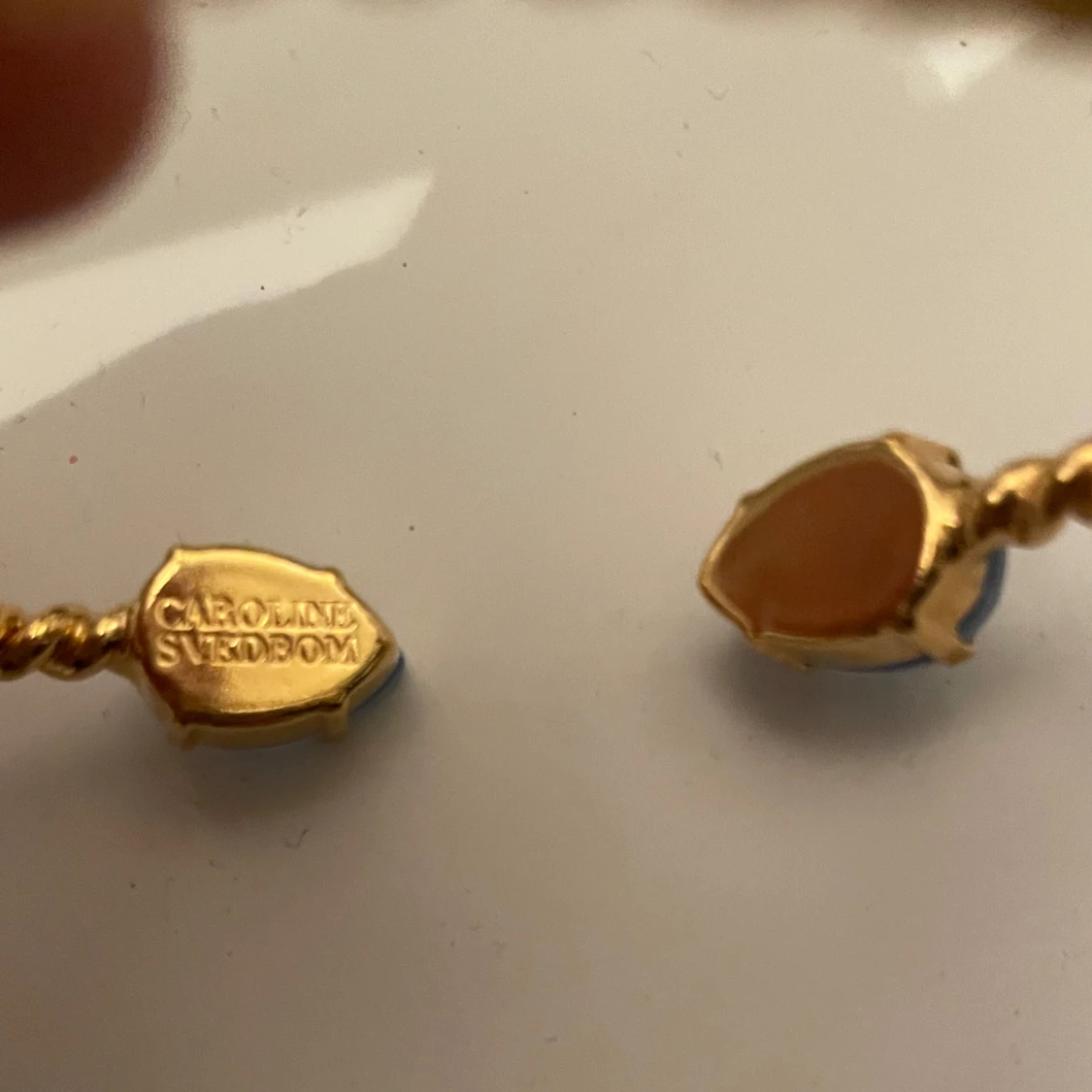 Guldarmband med blå stenar från Caroline Svedbom - 1