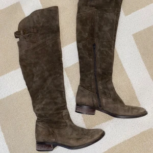 Bruna mockastövlar med dragkedja - Riktigt snygga stövlar som tyvärr är för små för mig. De har dragkedja på insidan och ett spänna högst upp som kan regleras. Skulle säga att de är storlek 37 🤎