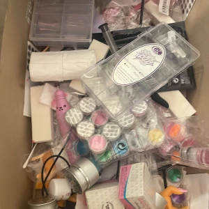 Nagel saker🎀❤️ - Säljer mina nagel saker då jag slutat med naglar skriv till mig om ni har frågor om pris på något eller bilder på något speciellt, säljer massa glitter, gelé, elfil, uv lampa, penslar, tippar, filar, färger och massa annat har ni några frågor så skriv💕