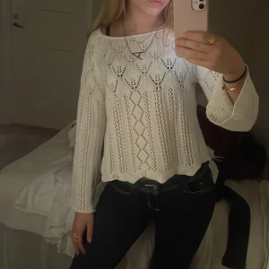 Vit stickad tröja - Säljer en vit stickad tröja med ett vackert hålmönster. Tröjan har en lös passform, men skulle ändå säga att den framhäver kroppen på ett bra sätt! Perfekt för både kyliga och milda dagar💕