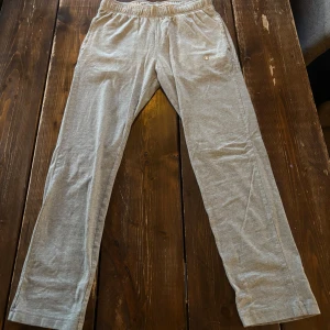 Grå mjukisbyxor från Champion - Säljer ett par grå mjukisbyxor från Champion i storlek S. Byxorna har en elastisk midja och är tillverkade i 100% bomull för extra komfort. Perfekta för en avslappnad stil. Tveka inte att höra av dig vid frågor, billigare pris kan jag gå med på vid snabbare affär! Storlek S men passar även Xs och möjligtvis junior.