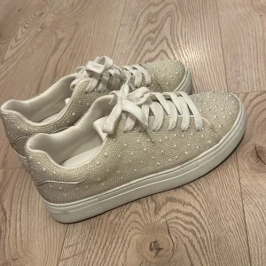 Glittriga sneakers från Anna Field - Snygga sneakers från Anna Field i beige med glittriga detaljer. Perfekt för vår 🌸☀️inte använda mycket