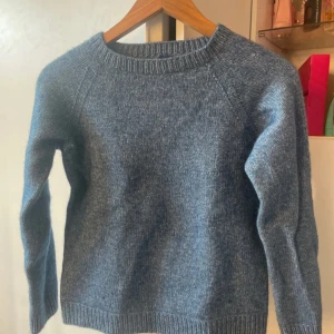 Blå stickad tröja - Blå tröja som är stickad i garn. Den är tjock och varm. Skulle säga att det är storlek Xs/Xxs.💙