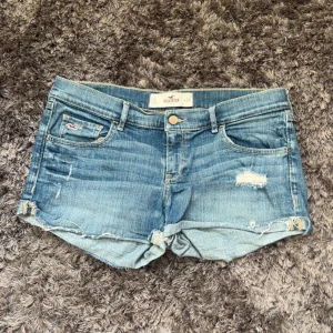 Blå jeansshorts från Hollister - Så snygga lowwaist jeansshorts som är perfekta till sommaren!! 🤍🤍