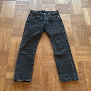 501 Levis jeans  - Mörk gråa Levis jeans. Fysiskt kvitto finns. Köptes i september 2024 och har bara använts ett fåtal gånger. Rena och i mycket bra skick. Storlek- W31, L30. Har du frågor kan du förvänta dig svar inom kort 😁pris går att diskuteras. 